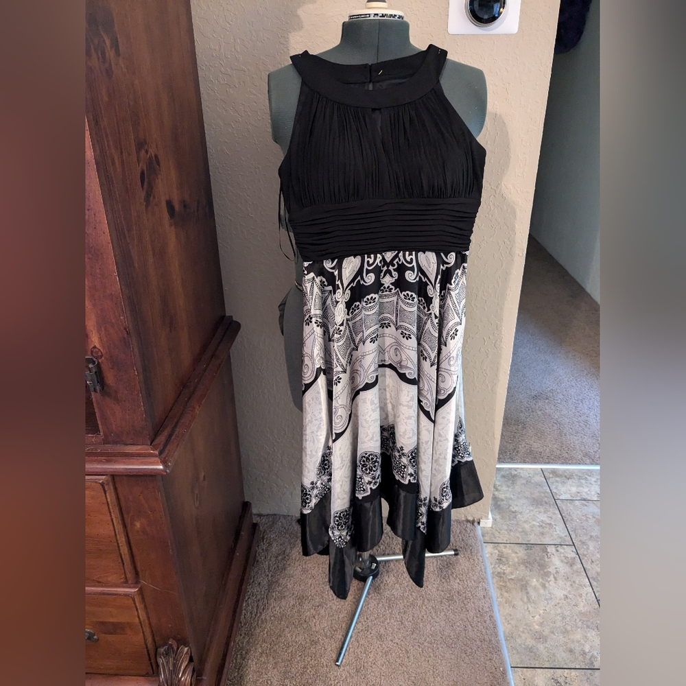 Sangria Beautiful Black And White Dress Scarf Skirt
